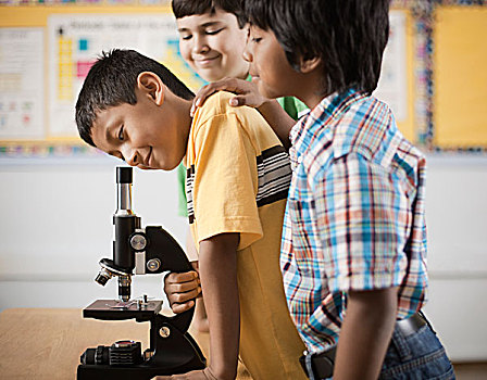 两个孩子,显微镜