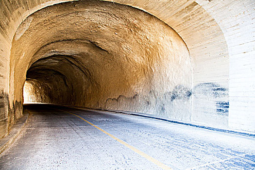 高速公路的隧道