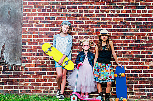 头像,三个女孩,滑板,滑板车,正面,砖墙