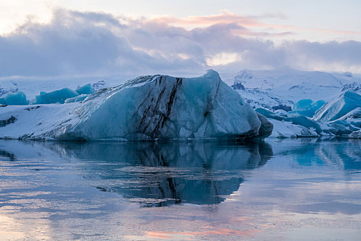 冬季冰岛冰河湖黄昏自然风景