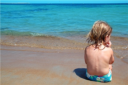 小,金发,女孩,坐,海岸,看,海洋