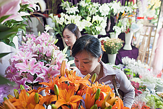 两个,成熟女性,看,花,店