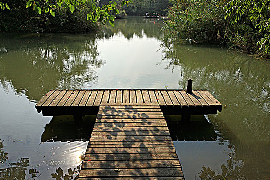 杭州西溪湿地的木板亲水平台