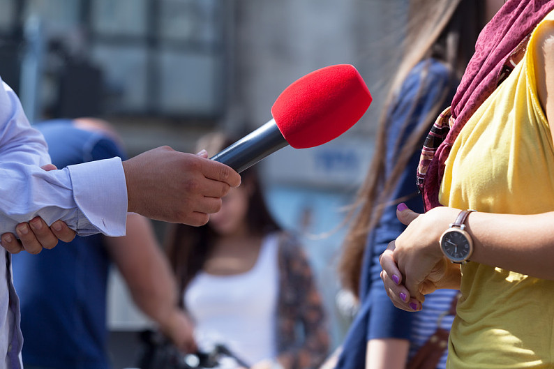 媒体_采访_麦克风_新闻记者_制作_女人_高清图片_全景视觉