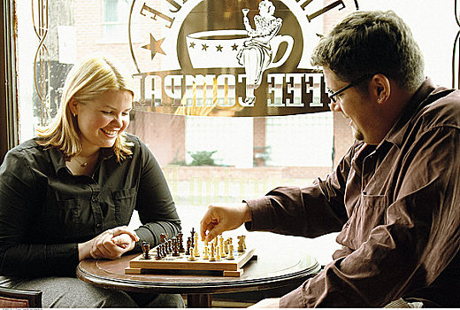 坐,夫妇,咖啡,玩,下棋