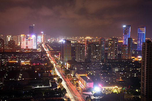 山东省日照市,暴雨突袭,马路秒变停车场,有人堵在路上2个小时