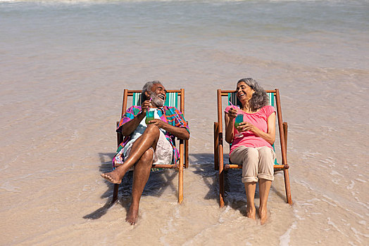 老年,夫妻,放松,沙滩椅,喝,鸡尾酒,海滩