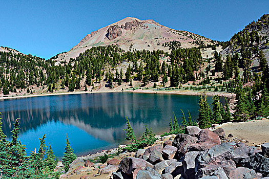 湖,反射,拉森火山国家公园,加利福尼亚,美国