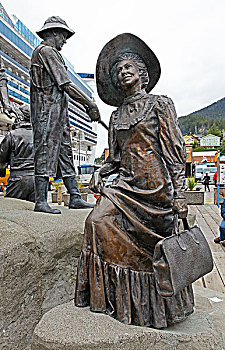 凯奇坎,ketchikan,港码头矗立的雕塑群像,反映了早年凯奇坎各阶层,各行业人士的面貌