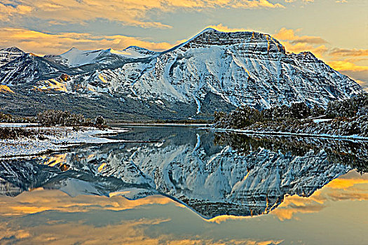 反射,山,瓦特顿湖,湖,日落,瓦特顿湖国家公园,艾伯塔省,加拿大