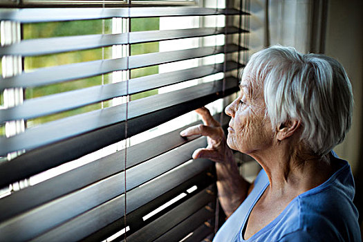 老年,女人,向外看,百叶窗,在家