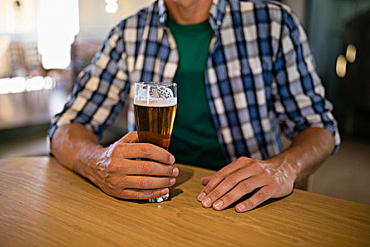 男人,坐,玻璃杯,啤酒,吧台,腰部
