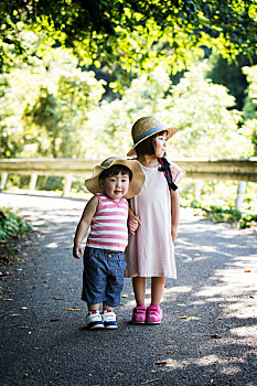 两个,日本人,女孩,戴着,遮阳帽,站立,小路,握手