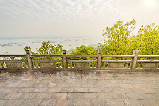 在中国江苏南京栖霞山的始皇临江处观景台眺望长江