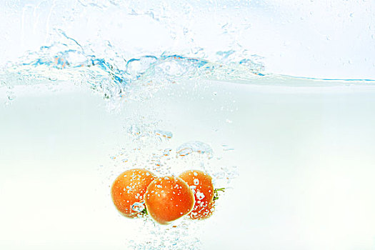 落到水中的蔬菜西红柿