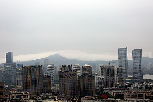 山东省日照市,云绕卧龙山犹如人间仙境,气象部门发布暴雨蓝色预警提醒市民加强防范