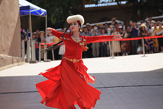 新疆喀什,古城开城仪式上的浪漫舞蹈