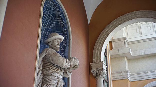 澳门威尼斯人室外墙壁上作投掷动作的雕塑