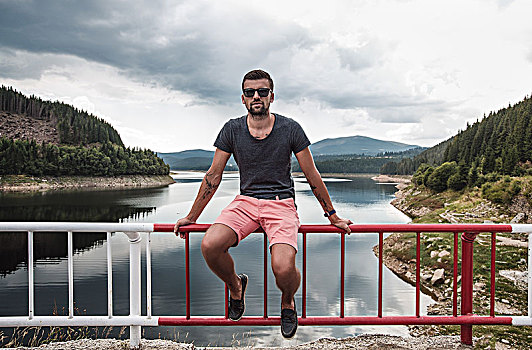 男人,坐,安全,屏障,湖,克罗地亚