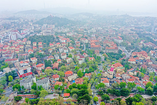 航拍山东青岛市南区城市红瓦绿树风光美景