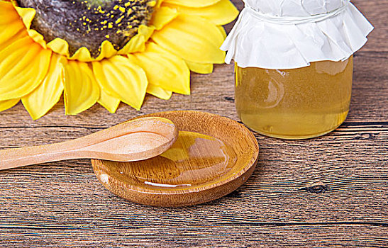桌子上的蜂蜜罐和蜂蜜餐具