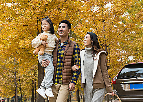 快樂(lè)的一家三口自駕旅行