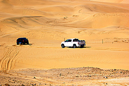 沙漠中的越野车