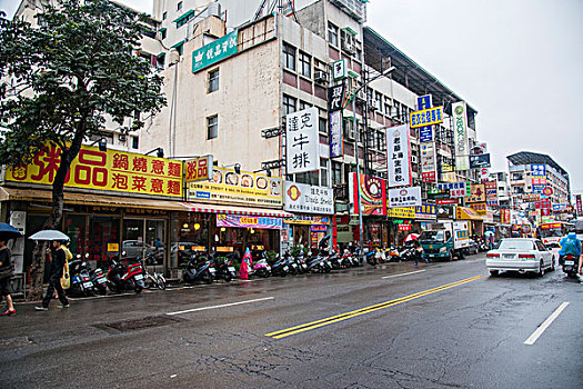 台湾台中市西屯区逢甲夜市前文华路街景