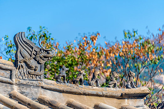 中式古建筑房檐上的仙人走兽装饰