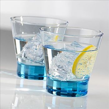 两个,玻璃杯,水,冰块,柠檬