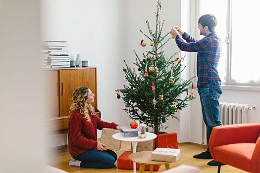 情侣,装饰,圣诞树,在家