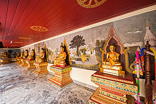 泰国清迈素贴山双龙寺长廊佛像