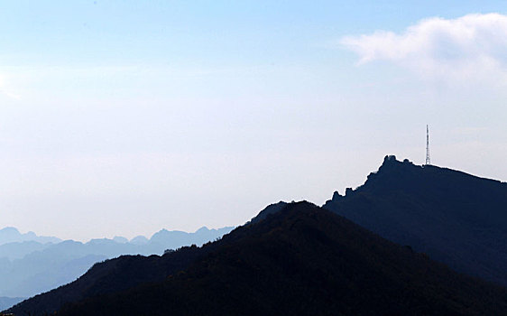 北京,郊区,百花山,户外,自然,白天,风景,白云,蓝天,秋天,群山,崇山峻岭,远景,铁塔,发射塔,信号塔