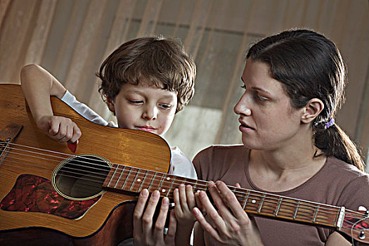 母亲,帮助,年轻,儿子,玩,声响,吉他