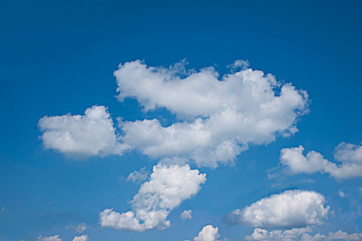 内蒙古呼伦贝尔额尔古纳草原上的蓝天白云