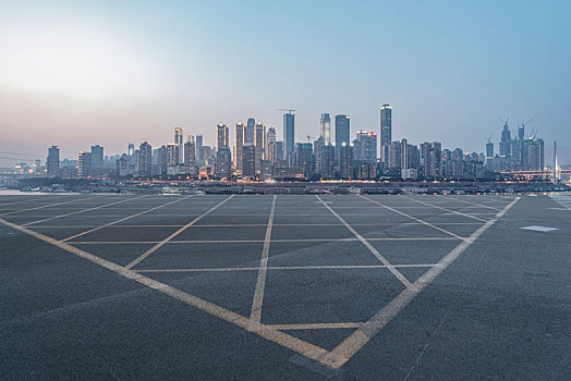 路面天际线和重庆现代建筑背景图