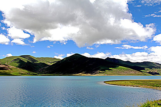 绿地山河流