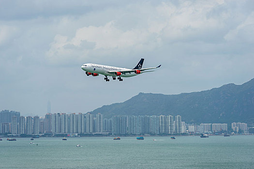 一架星空联盟涂装的北欧航空客机正降落在香港国际机场