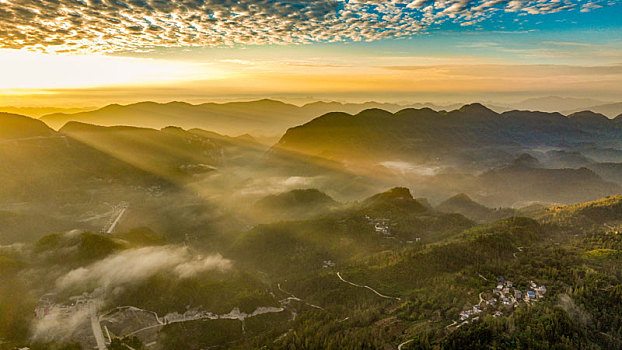 重庆酉阳,秋后山岚扮靓乡村