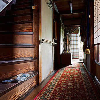一对,拖鞋,木质,楼梯,红色,图案,地毯,伸展,走廊,日本