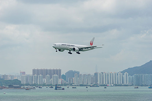 一架日本航空的客机正降落在香港国际机场