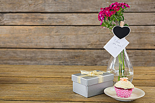 礼盒,花瓶,杯形蛋糕,盘子,厚木板,特写,白色背景,背景