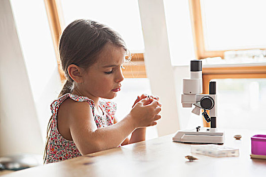 好奇,女孩,看,样本,显微镜,桌上,在家