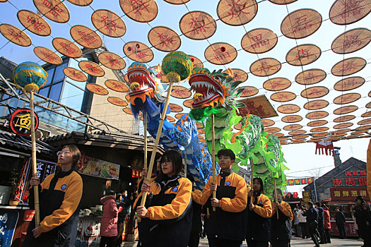 山东省日照市,二月二龙腾狮跃,旅游小镇人潮涌动