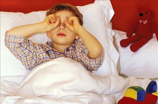 男孩,床上,睡衣,擦,眼睛,红色,泰迪熊,垫子