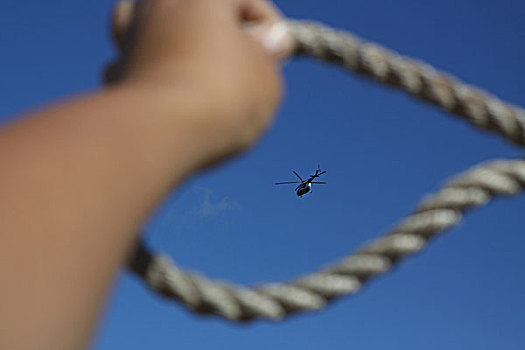 直升飞机,绳索,蓝天