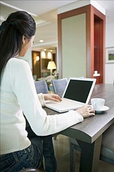 女青年,坐,桌子,笔记本电脑