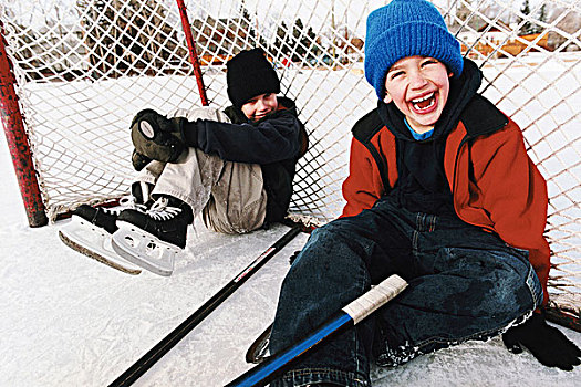 头像,两个男孩,坐,曲棍球网,户外,滑冰场