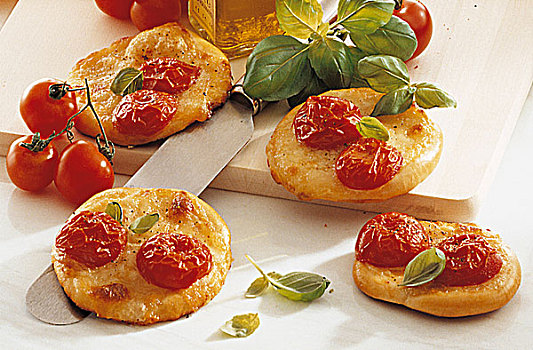小批萨,西红柿,白干酪,意大利,烹饪