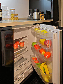 单身公寓橱柜打开的冰箱